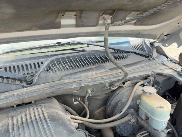 1999-2007 Chevy Suburban Windshield Wiper Cowl Vent Trim Panel Oem Cover — photo 2