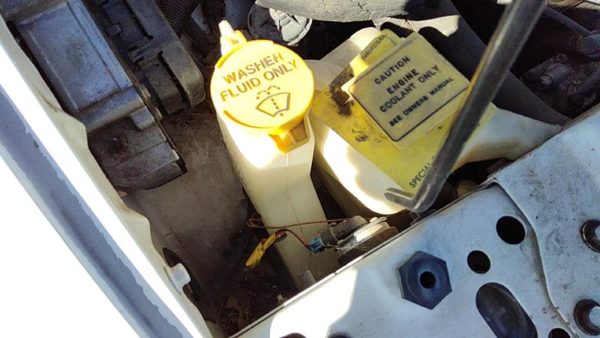1998 Chrysler Town Cntry Washer Bottle & Country — photo 1