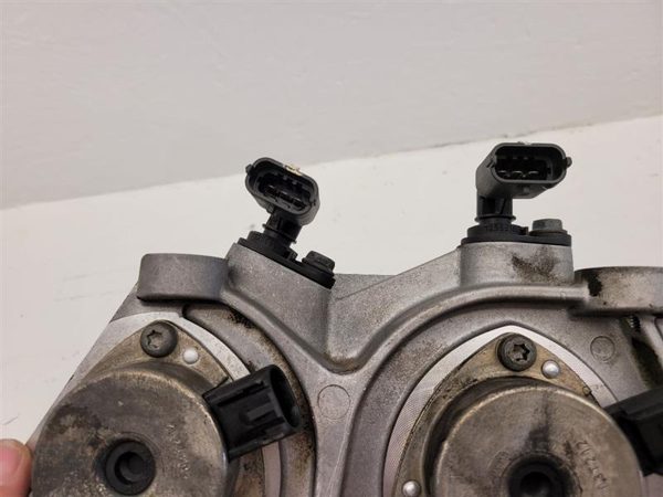 2004 Cadillac SRX Misc. Engine Part Free Shipping + RH Passenger Right Upper — photo 2