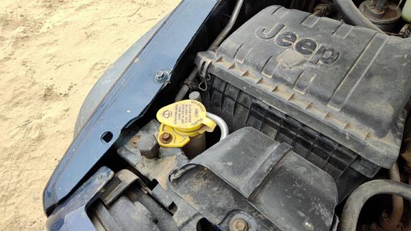 2002-2004 Jeep Liberty Windshield Washer Fluid Reservoir With Pump Wiper Tank — photo 3