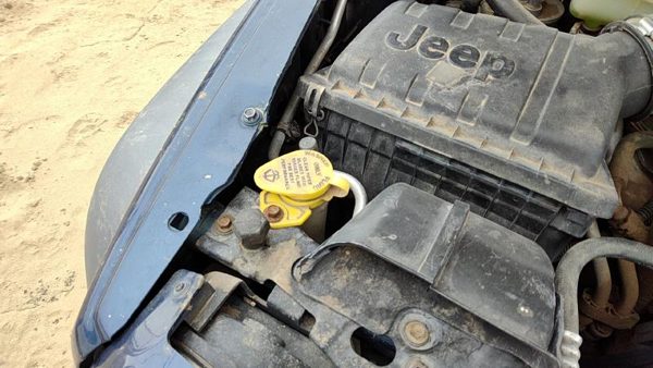 2002-2004 Jeep Liberty Windshield Washer Fluid Reservoir With Pump Wiper Tank — photo 2