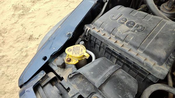 2002-2004 Jeep Liberty Windshield Washer Fluid Reservoir With Pump Wiper Tank — photo 4