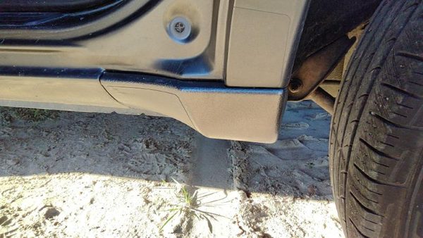 2004 Mitsubishi Endeavor Driver Left Rear Lower Rocker Moulding Corner Lh — photo 1
