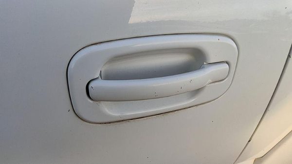 00-06 Chevy Suburban Driver Left Rear Outside Door Handle Back 50U Summit White — photo 1