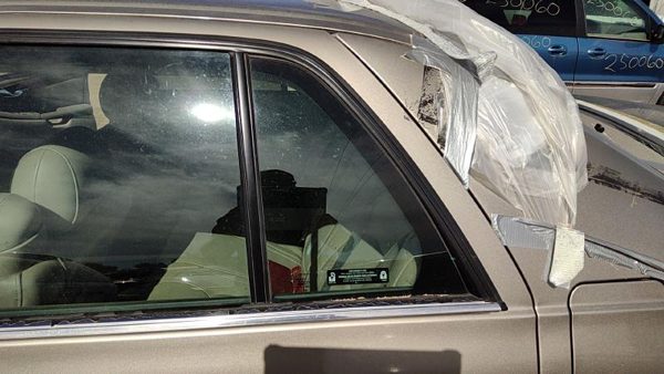 00-05 Deville Dts Driver Left Rear Vent Window Back Door Glass With Frame Oem — photo 2
