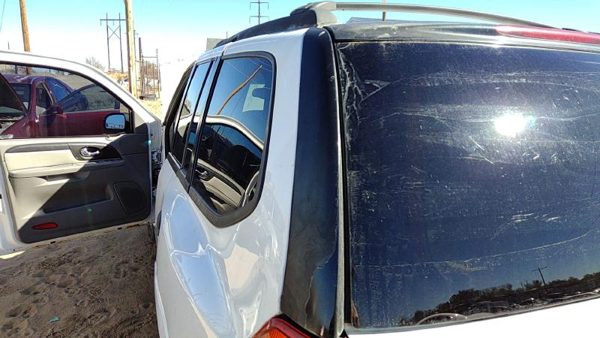 2002-2009 Gmc Envoy Driver Left Rear Corner Moulding On Quarter Panel Oem — photo 1