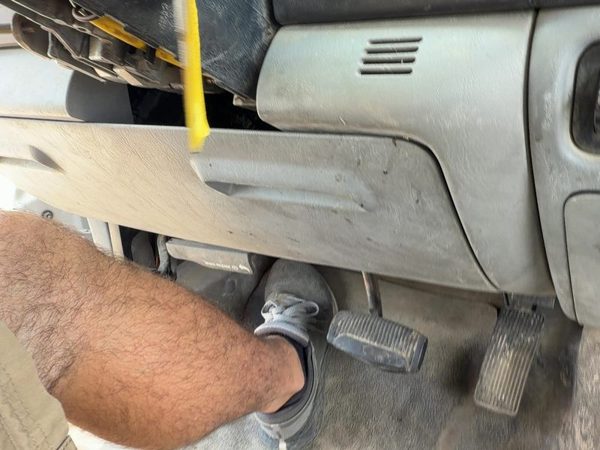 2005-2007 Ford F350 Lower Dash Under Column Knee Bolster Trim Panel Oem Gray — photo 4