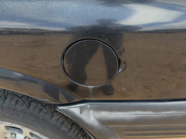 1998-2002 Isuzu Rodeo Fuel Tank Door With Hinge Gas Lid Oem Filler 8156301420 — photo 3