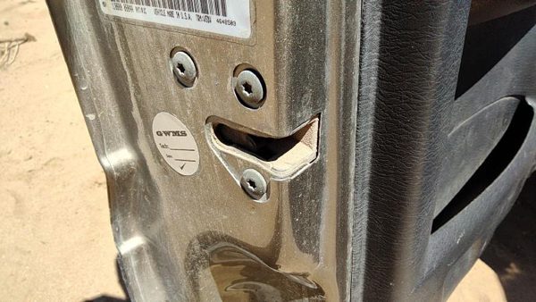 2002-2005 Jeep Liberty Driver Left Front Door Latch With Rods/Cables Oem — photo 1