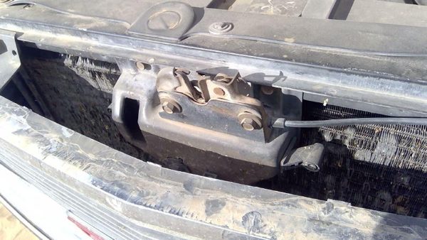 1988-1998 Gmc Sierra 2500 Hood Latch Assembly With Bracket Oem 15029224 — photo 7