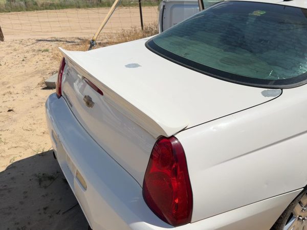 2006 Chevy Monte Carlo Trunk/decklid/hatch/tailgate White 40U — photo 1