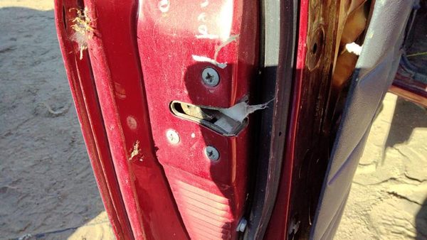 1995-1997 Nissan Hardbody Driver Left Front Door Latch With Rods/Cables Oem — photo 3