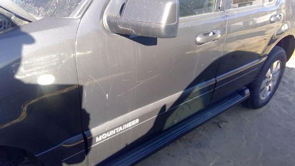 2007 Mercury Mountaineer Front Door LH Charcoal G5 — photo 1