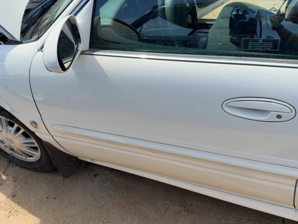 2005 Buick LeSabre Front Door LH White 40U — photo 1