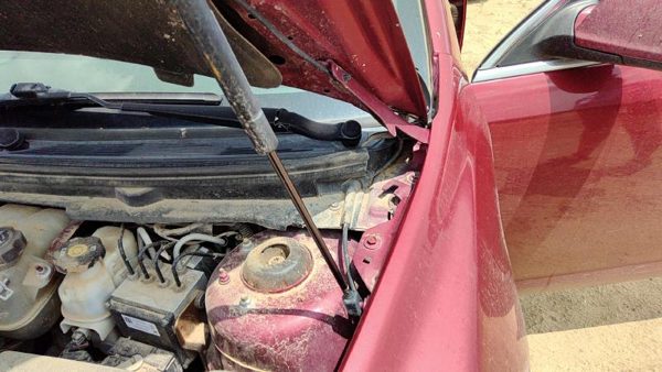 2009 RH Chevy Malibu Driver Left Hood Hinge Assembly OEM Red 80U — photo 2
