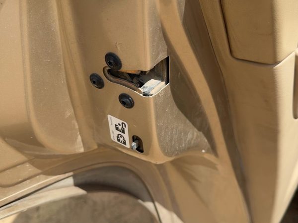 2004-2007 Buick Rainier Driver Left Rear Door Latch With Rods/Cables Oem Back — photo 1