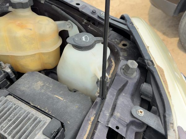 05-06 Chevy Equinox Windshield Washer Fluid Reservoir With Pump Oem Wiper Tank — photo 1