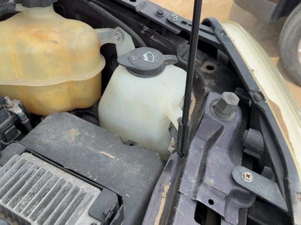 05-06 Chevy Equinox Windshield Washer Fluid Reservoir With Pump Oem Wiper Tank — photo 4