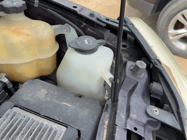 05-06 Chevy Equinox Windshield Washer Fluid Reservoir With Pump Oem Wiper Tank — photo 2