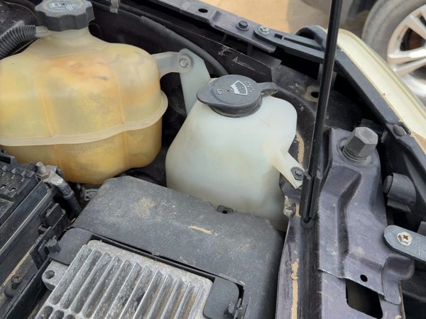 05-06 Chevy Equinox Windshield Washer Fluid Reservoir With Pump Oem Wiper Tank — photo 3