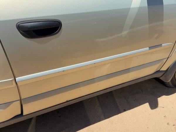 05-09 Legacy Outback Passenger Right Front Upper Moulding From Door Oem Gold 9J — photo 1