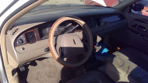 2000 Lincoln & Town Car — vehicle photo 4