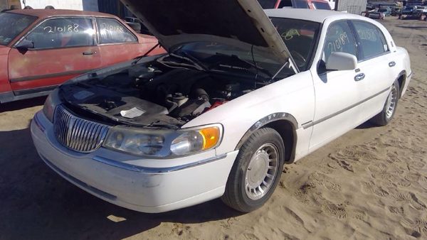 2000 Lincoln & Town Car — vehicle photo 1