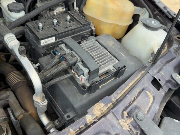 2005-2006 Chevy Equinox Complete Battery Box Mount Tray With Hold Down Oem — photo 3