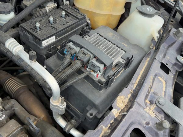2005-2006 Chevy Equinox Complete Battery Box Mount Tray With Hold Down Oem — photo 2