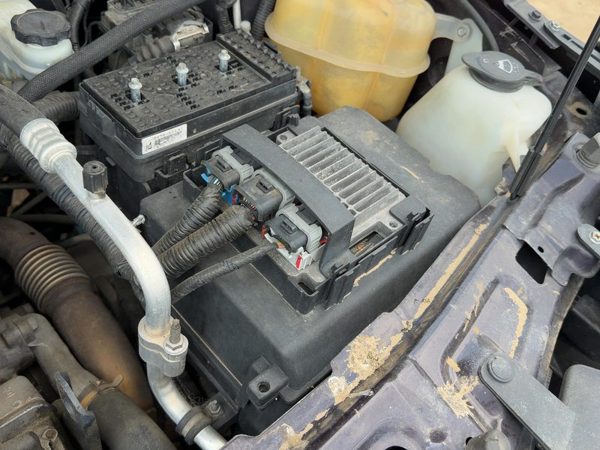 2005-2006 Chevy Equinox Complete Battery Box Mount Tray With Hold Down Oem — photo 4