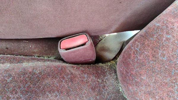 1997-1999 Buick Lesabre Driver Left Front Seat Belt Buckle Receiver Oem Red — photo 1