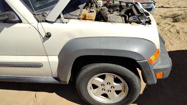 2005 Jeep Liberty Fender RH White PW1 — photo 2