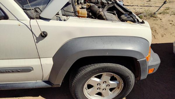 2005 Jeep Liberty Fender RH White PW1 — photo 5