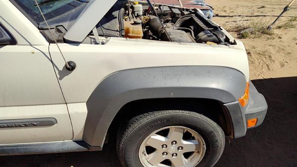 2005 Jeep Liberty Fender RH White PW1 — photo 4