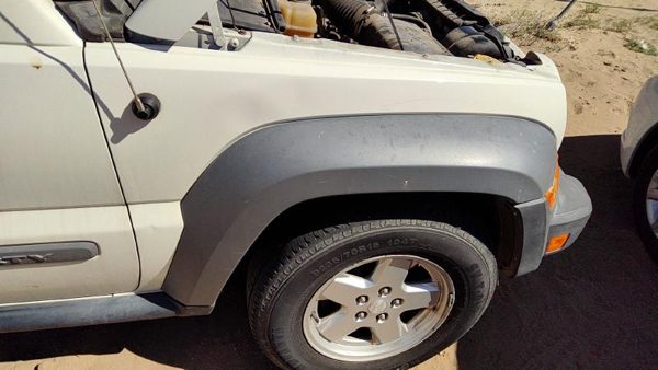 2005 Jeep Liberty Fender RH White PW1 — photo 6