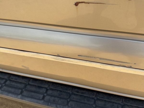 00-04 Suburban Driver Left Rear Moulding From Door Back Trim Strip Pewter 11U — photo 2