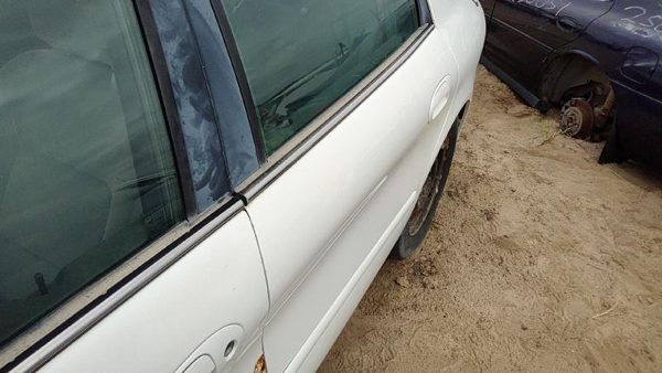 2005 Ford Taurus Rear Door LH Wt White — photo 2