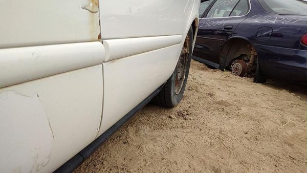 2005 Ford Taurus Rear Door LH Wt White — photo 5
