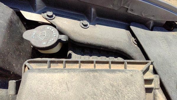 1999 Cadillac Deville Windshield Washer Fluid Reservoir With Pump Oem Wiper Tank — photo 2