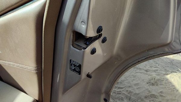 91-96 Buick Park Ave Ultra Passenger Right Rear Door Latch With Rods/Cables Back — photo 1