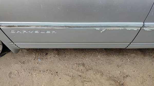 2000 Chrysler Town & Country Driver Left Front Moulding From Door Trim Silver — photo 1