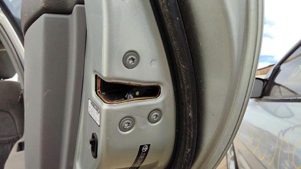 2002-2006 Toyota Camry Passenger Right Rear Door Latch With Rods/Cables Oem Back — photo 1