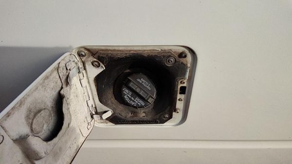 1985-2005 Gmc Safari Fuel Filler Neck Assembly With Gas Cap Oem 15550327 — photo 2