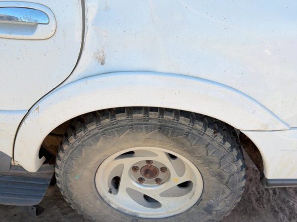 1998 Lincoln Navigator Wheel Opening Moulding LH Oxford White Yz — photo 3
