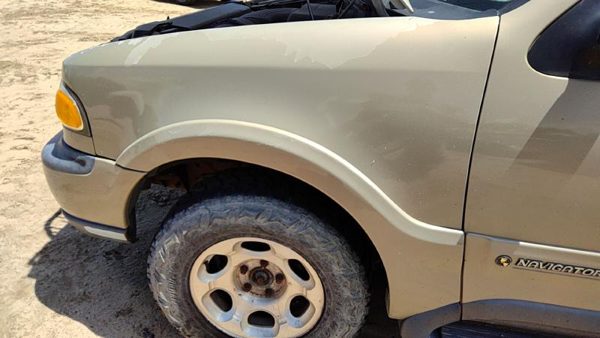 1998 Lincoln Navigator Fender LH Gold Bi — photo 2
