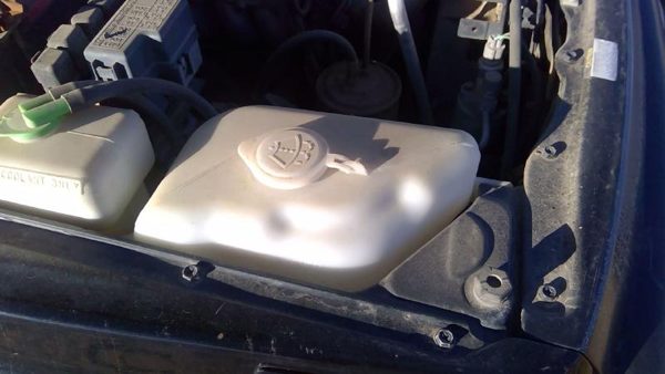1996 Geo Tracker Windshield Washer Fluid Reservoir With Pump Oem Wiper Tank — photo 1