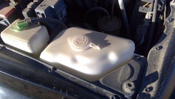 1996 Geo Tracker Windshield Washer Fluid Reservoir With Pump Oem Wiper Tank — photo 2