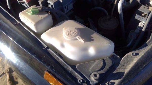 1996 Geo Tracker Windshield Washer Fluid Reservoir With Pump Oem Wiper Tank — photo 3