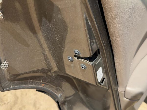 92-99 Pontiac Bonneville Driver Left Rear Door Latch With Rods/Cables Oem Back — photo 2