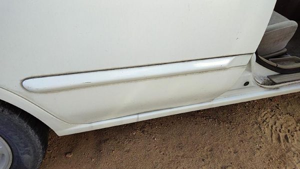 00-03 Sentra Passenger Right Rear Moulding From Door Back Trim Strip White Qm1 — photo 1